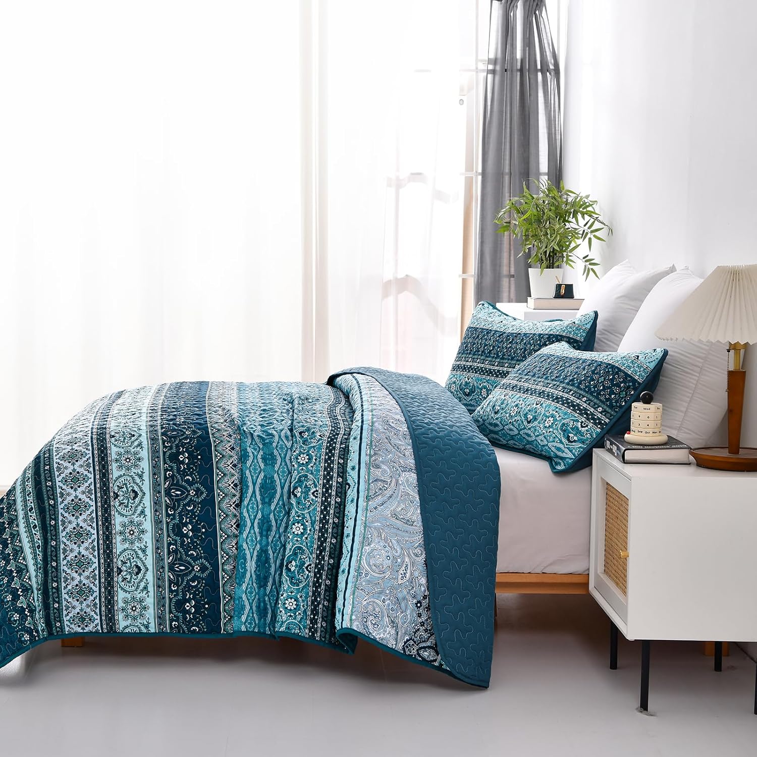 Opalescent Quilted coverlet and pillowcovers set: Shimmering Beauty - Queen size โ image 3