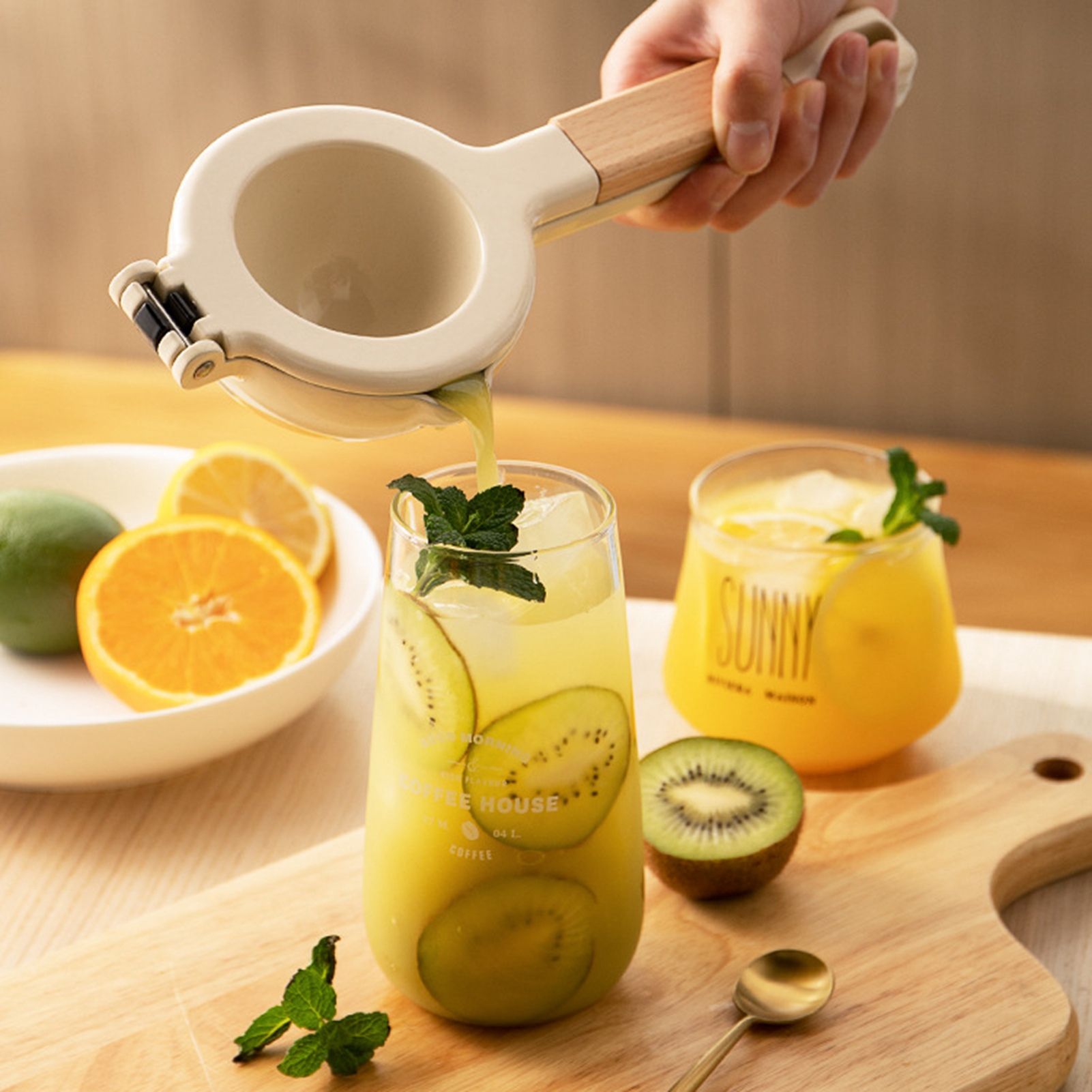 Citrus Juicer Strong Metal Wooden Handle Ergonomic Design Food Grade Coating Hand Juicer White (Wooden Handle) — image 3