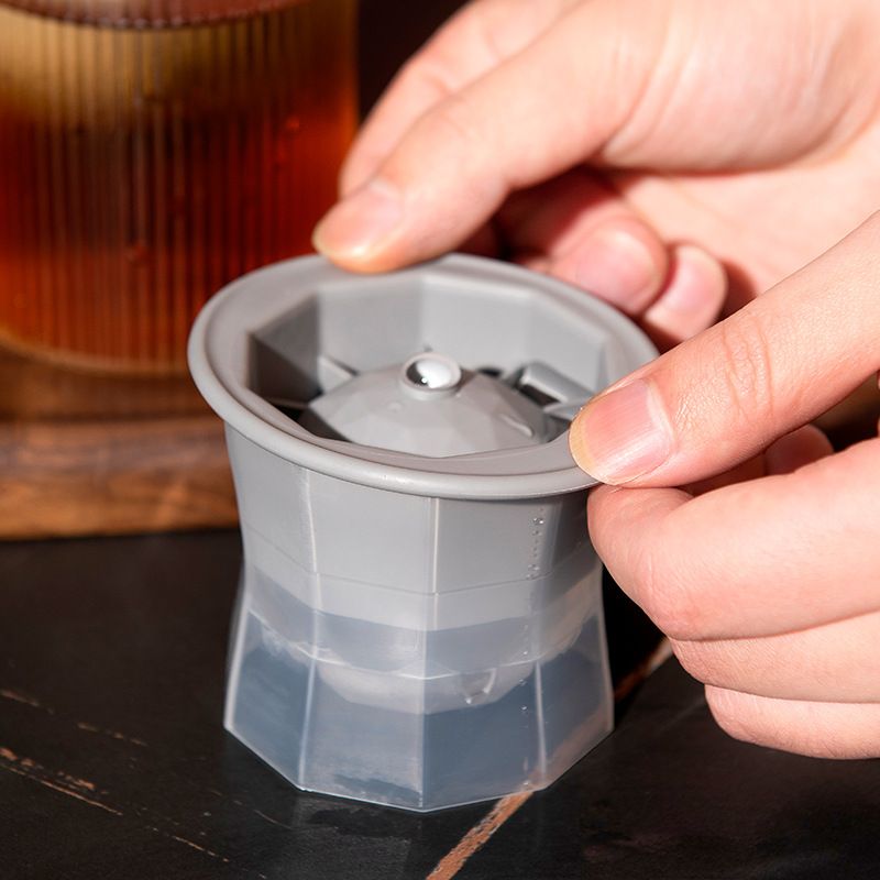 Ice Cube Mold Large-capacity Silicone Ice Tray Household Ice Storage Ice-making Box With Cover Ice Cube Home — image 2