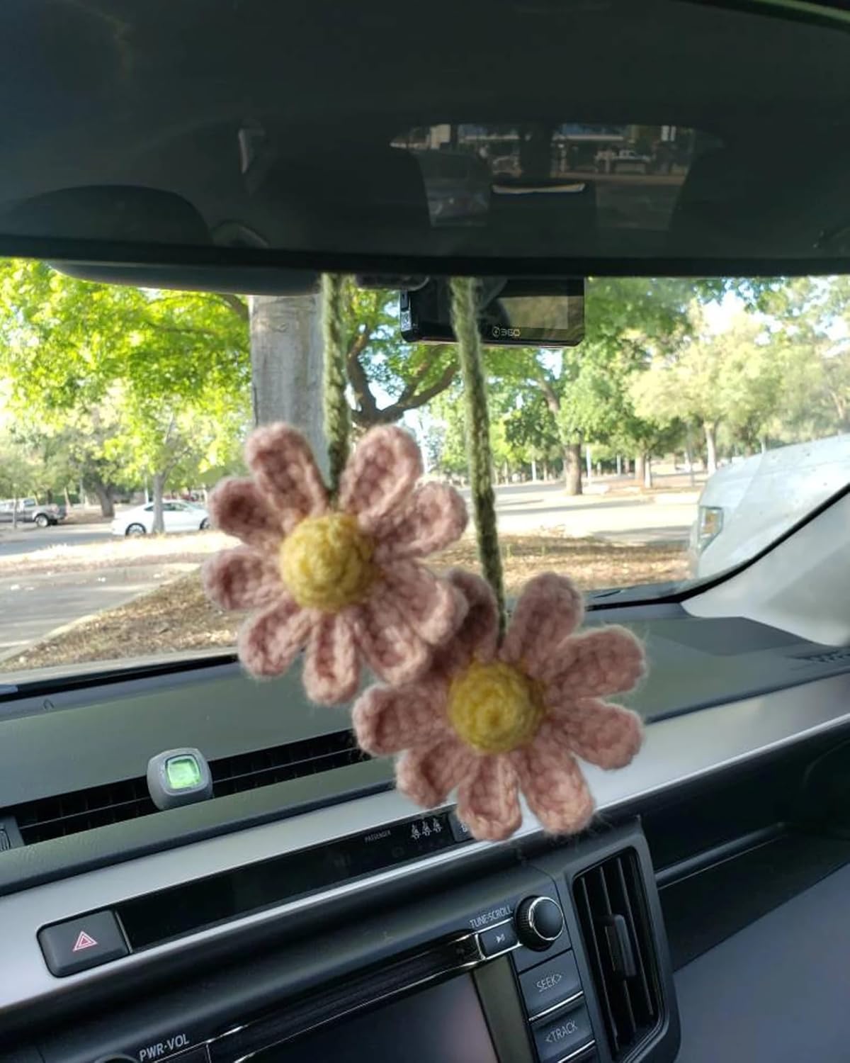 Women's Crochet Daisies Car Accessories Cute Rearview Mirror Pendants Handmade Daisy Flower Gifts Crochet Lovers Car Decoration Car Interior Aesthetics (Pink) — image 5