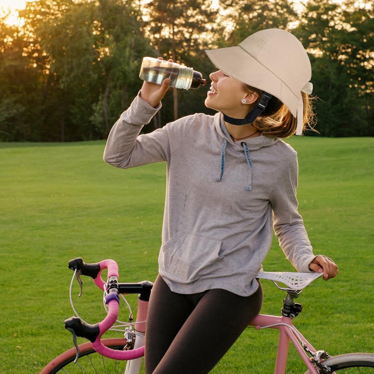 Bicycle helmet with visor, Women's bicycle helmet, Adjustable cycling cap with UV protection, Safe and comfortable sun hat, 60 cm — image 2