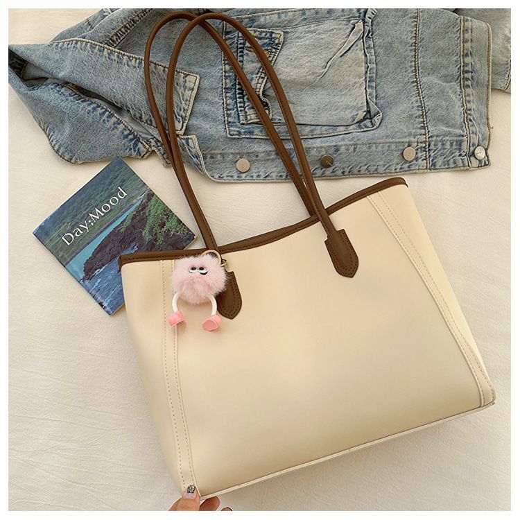 Khaki Single Shoulder Tote Bag With Pendant — image 4