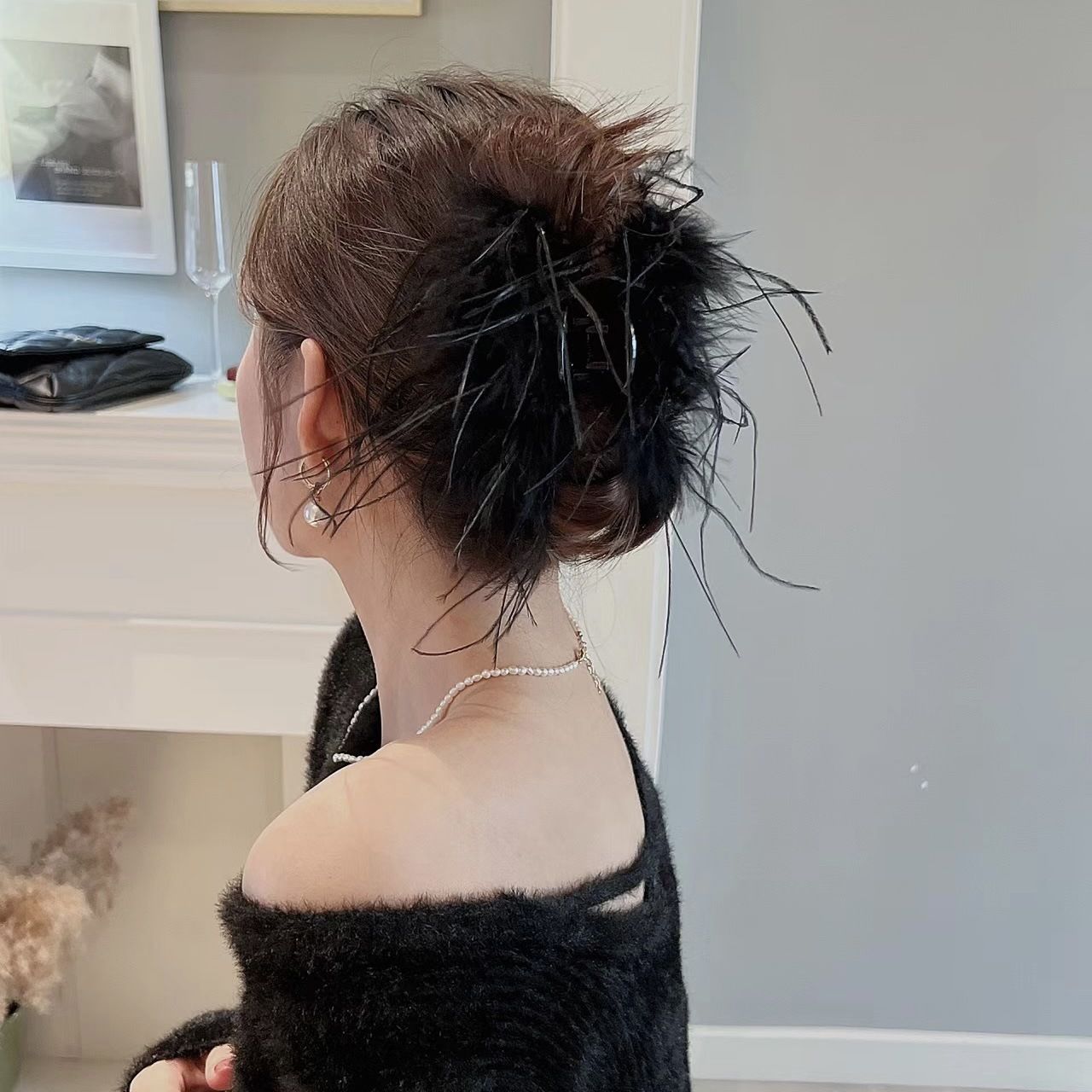 Black Feather Hair Clip Ostrich Fluffy Fur Hair Claw Ponytail Shark Clip for Women Halloween Carnival Birthday Party Daily — image 2