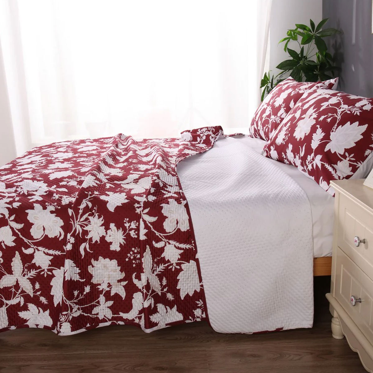 Ramesses Spring Red 3 Pcs Bamboo Blend Ultrosonic Reversible Comforter Set King — image 3