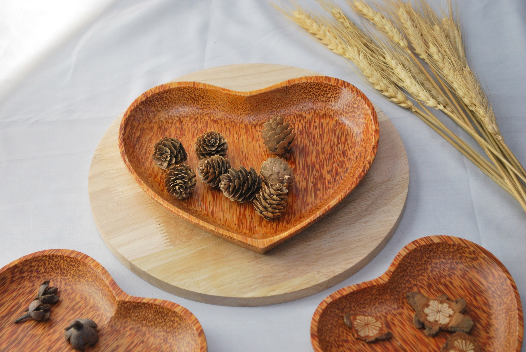 Set of 3 Coconut Wood Heart Shape Plates Natural — image 3