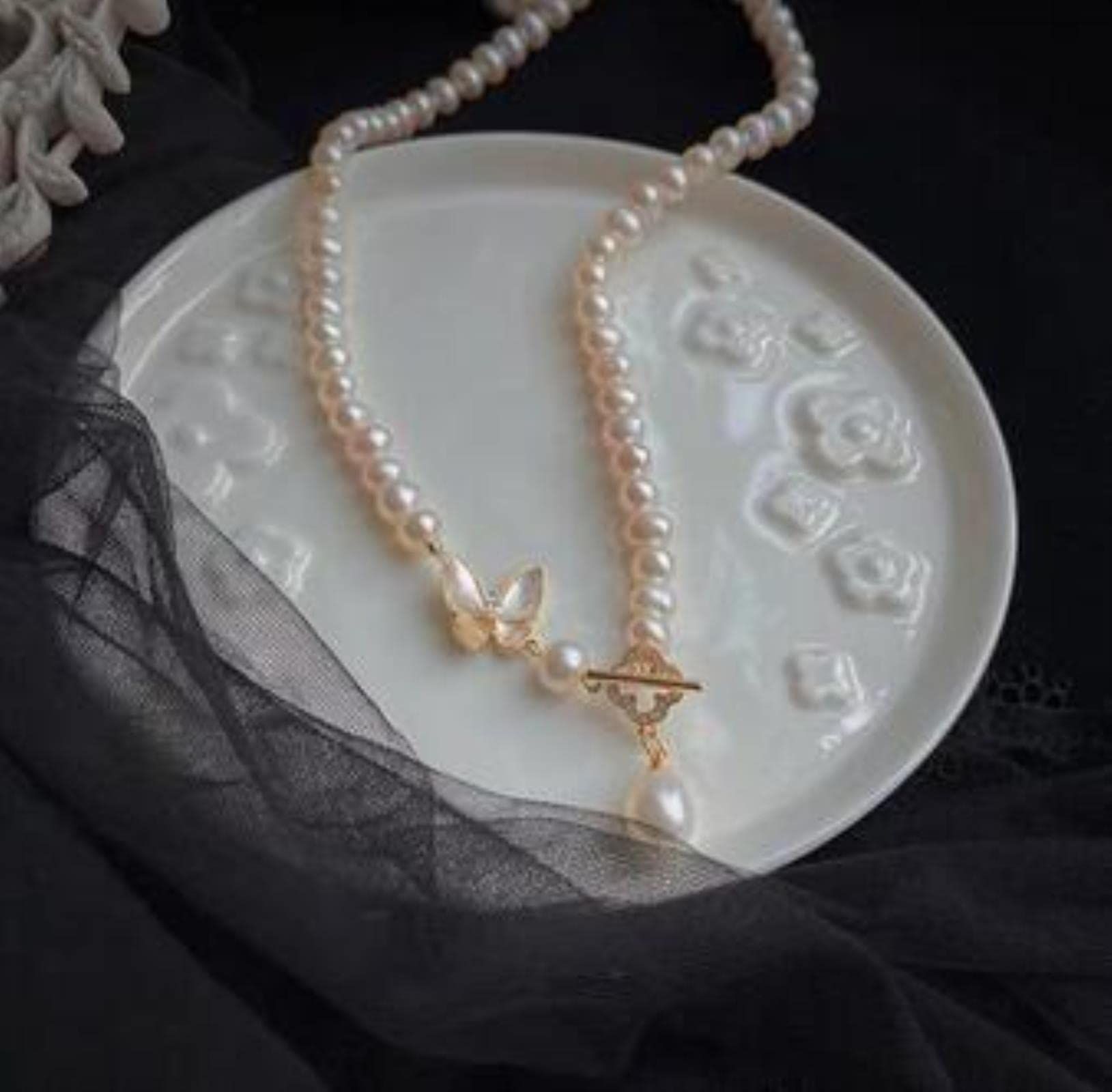 Natural pearl necklace, niche high-end butterfly collarbone chain, retro small fragrance pendant, accessory jewelry — image 2