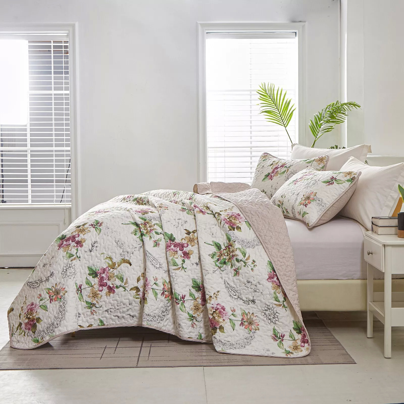Artisan Quilted Coverlet and Pillowcases Set: A Masterpiece for Your Bed - Queen size — image 5