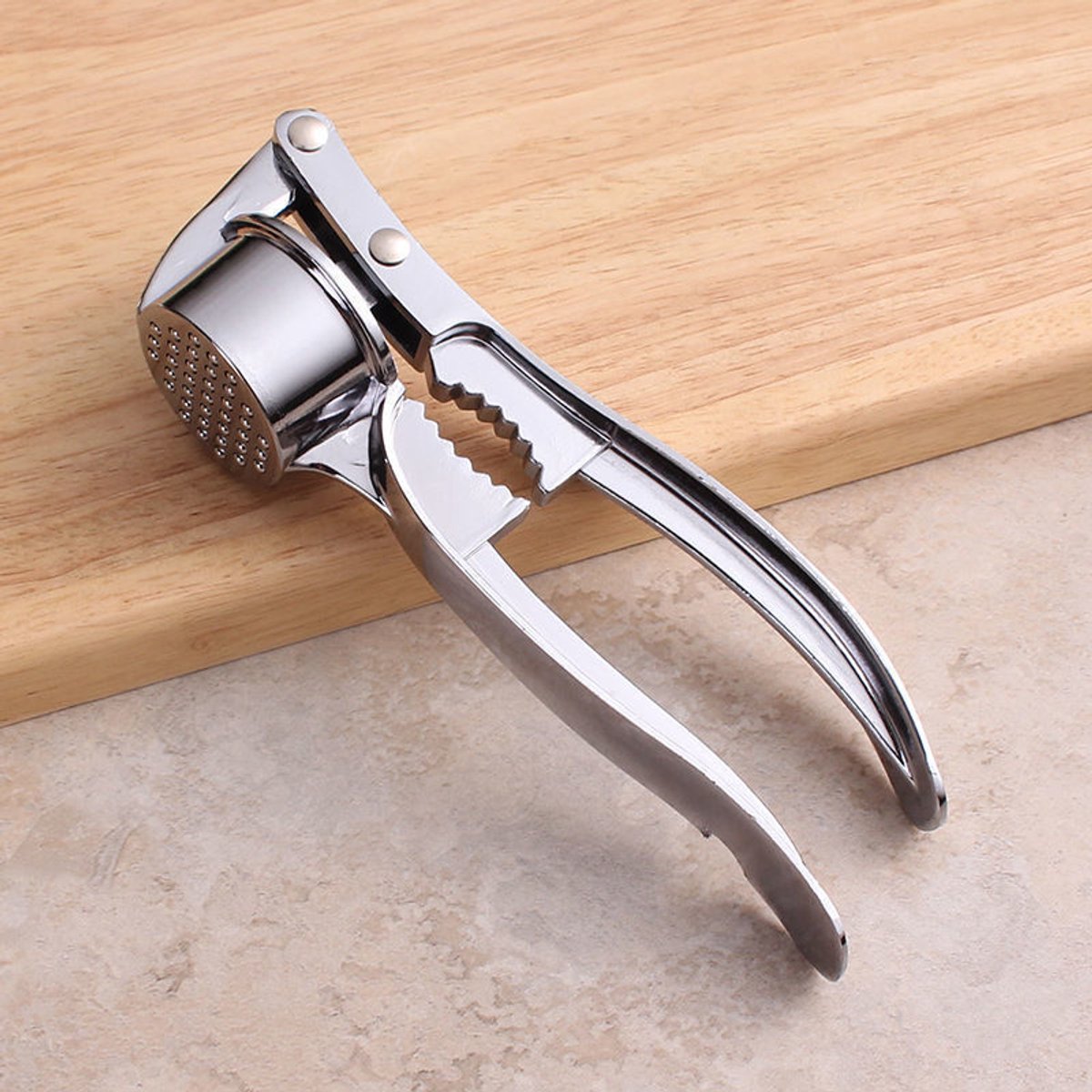 Stainless steel garlic press - Heavy-duty manual garlic press - With ergonomic handle - Easy-to-clean kitchen tool - Can be used to make garlic and ginger