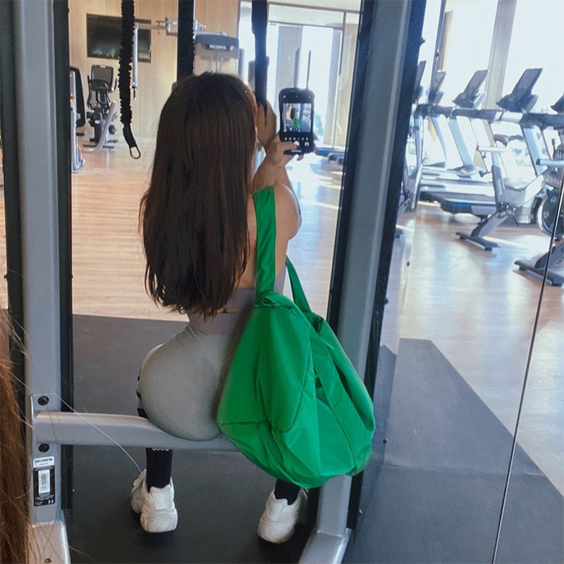 Green Large-Capacity Nylon Sports Fitness Bag(42x27x23cm) - Multi-functional Yoga Training & Travel Duffel, Waterproof Solid Color — image 2