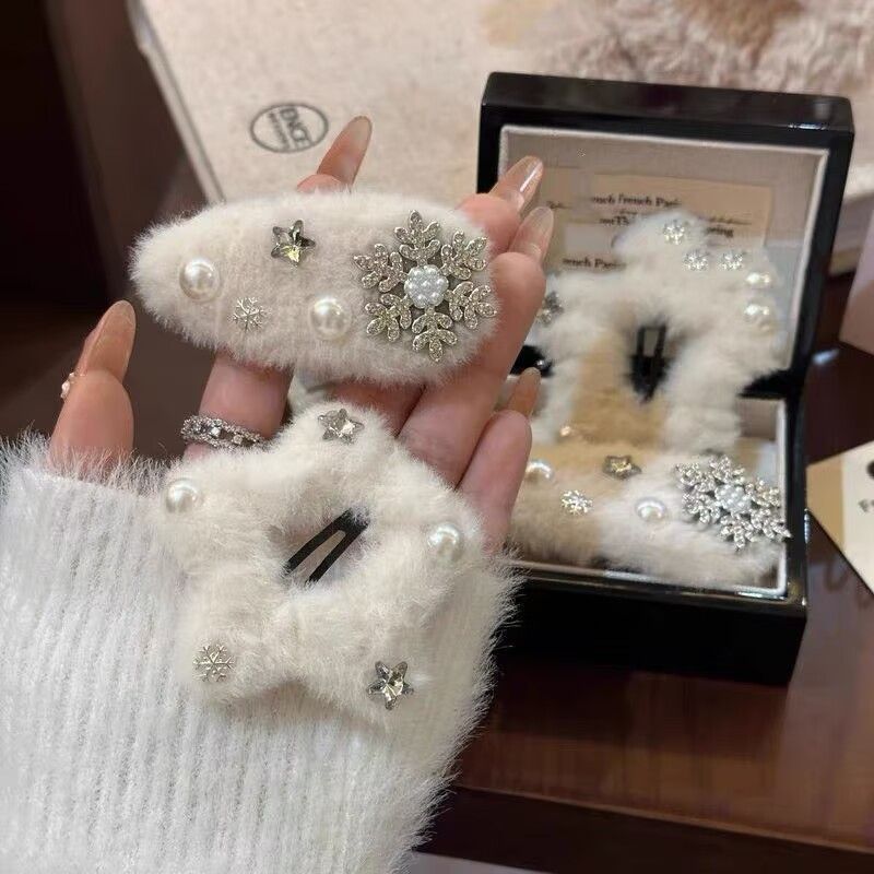 Snowflake Plush BB Hair Clips, 2 Pcs, Exquisite Pearl Bow Detail Hair Pins, Christmas & Halloween Themed Atmosphere Hair Accessory, Ideal Holiday Stocking — image 5