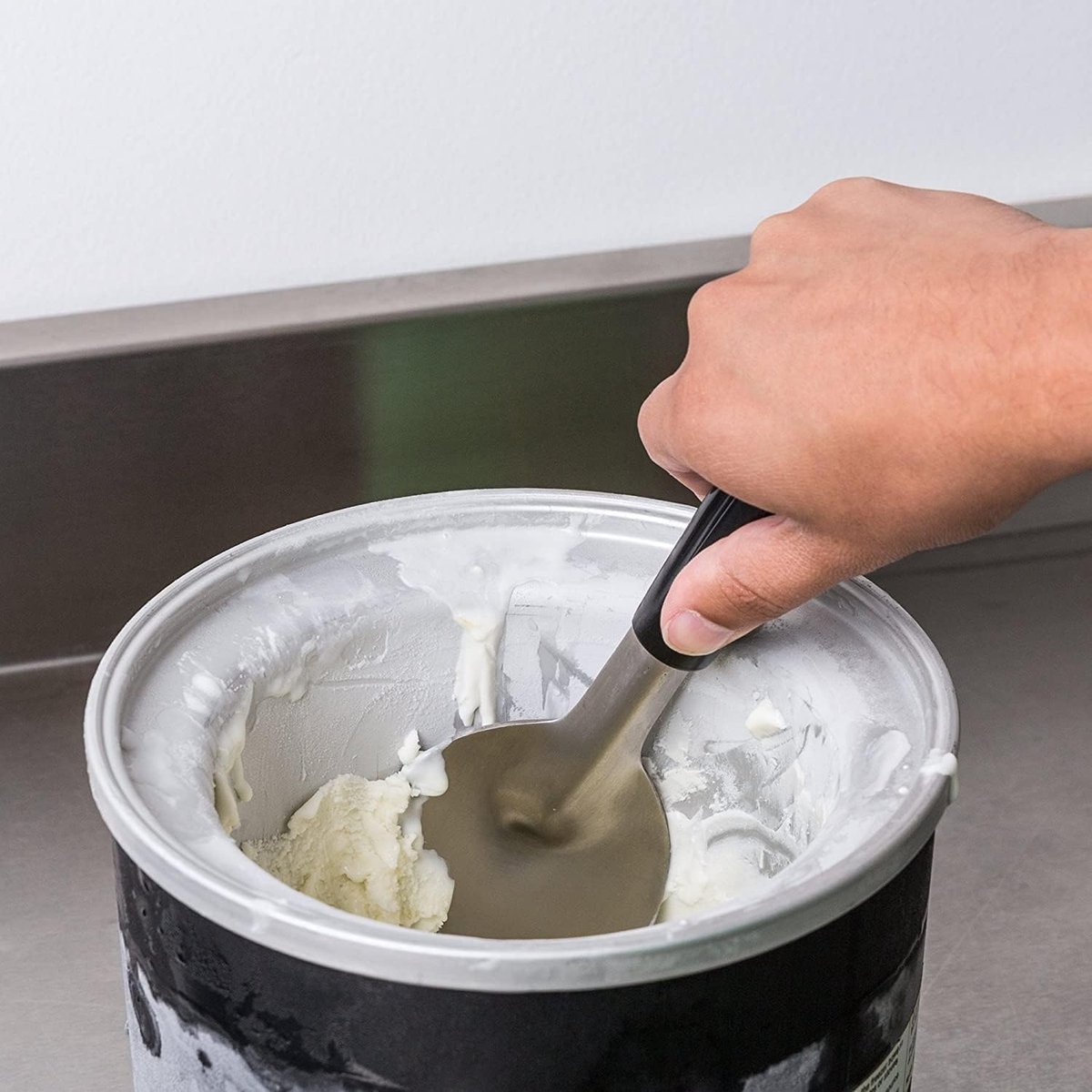 Robust ice cream scoop with non-slip handle - stainless steel ice cream scoop - perfect for scooping and serving hard frozen desserts — image 3