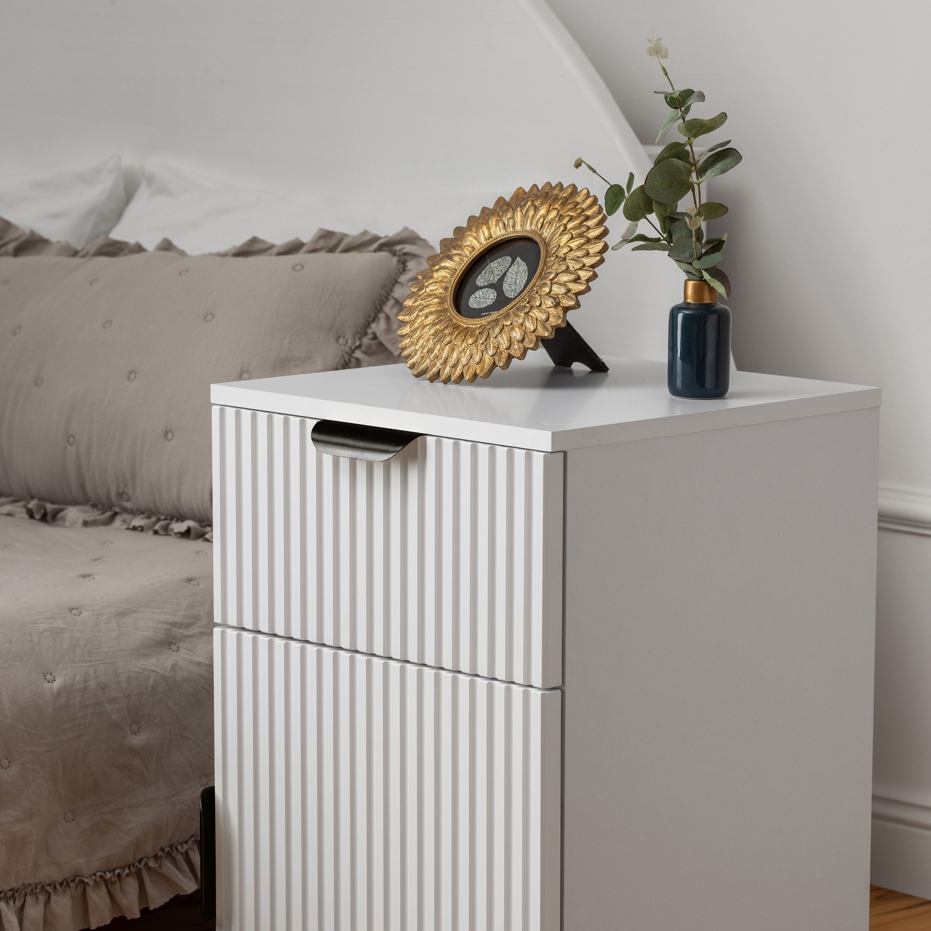 PORTO BEDSIDE TABLE - WHITE - FLUTED - PULL BLACK โ image 3