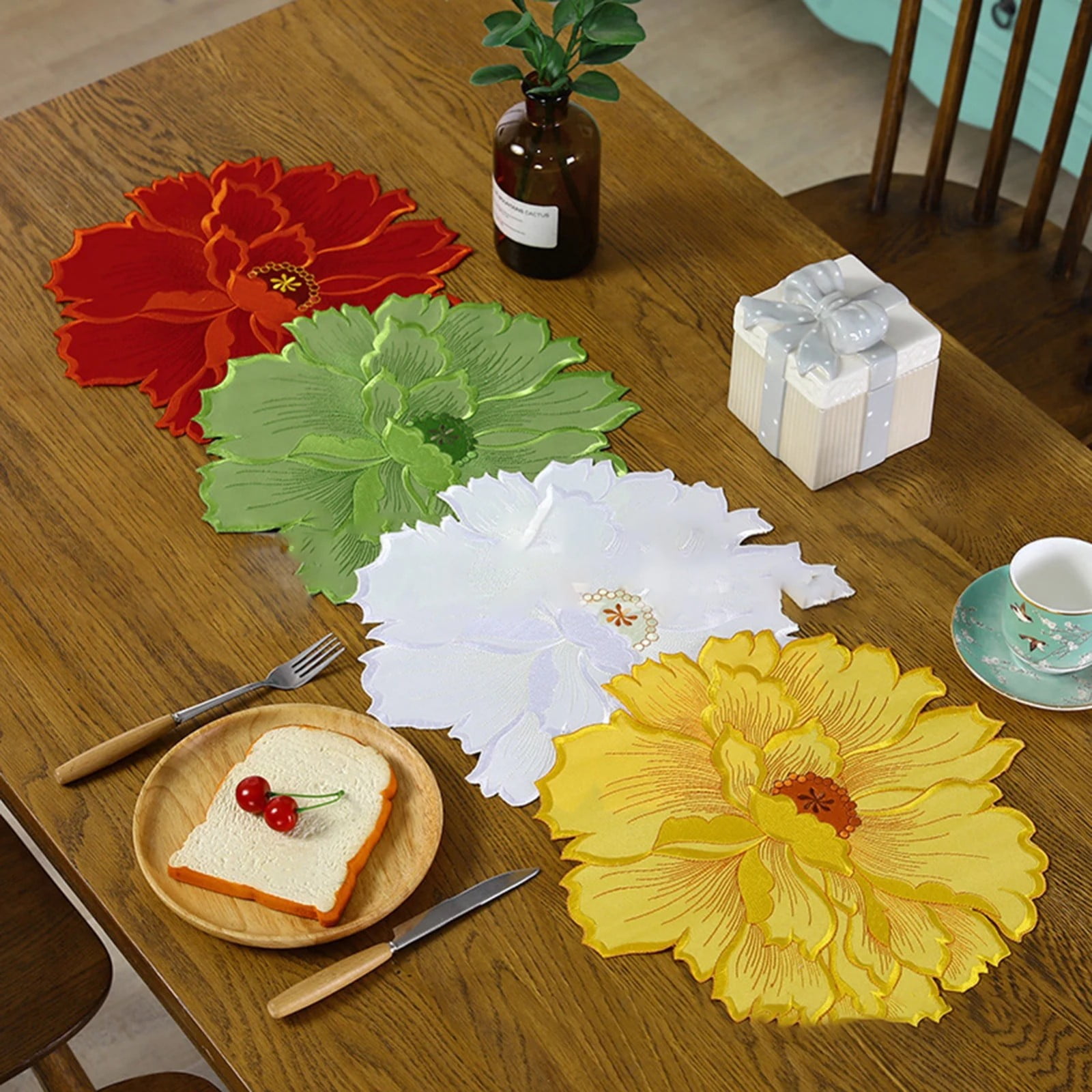 4 Pieces Flower Placemat, 3D Flower Placemats, Flower Shape Placemat, Heat-Resistant And Washable Placemat for Dining Table, White — image 2
