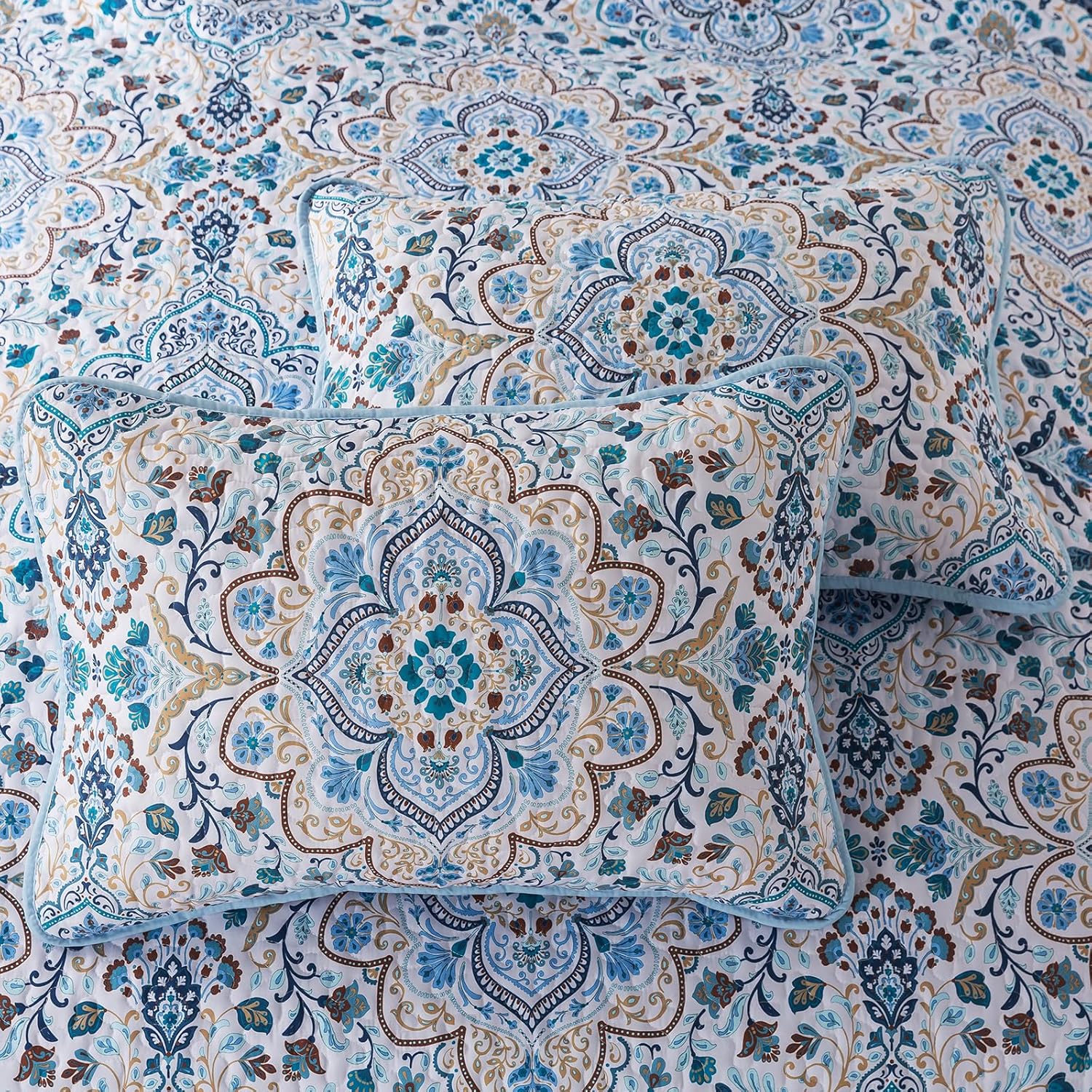 Tasteful Quilted Bedspread and Pillowcases Set: Subtle Sophistication for Your Space - Queen size — image 6