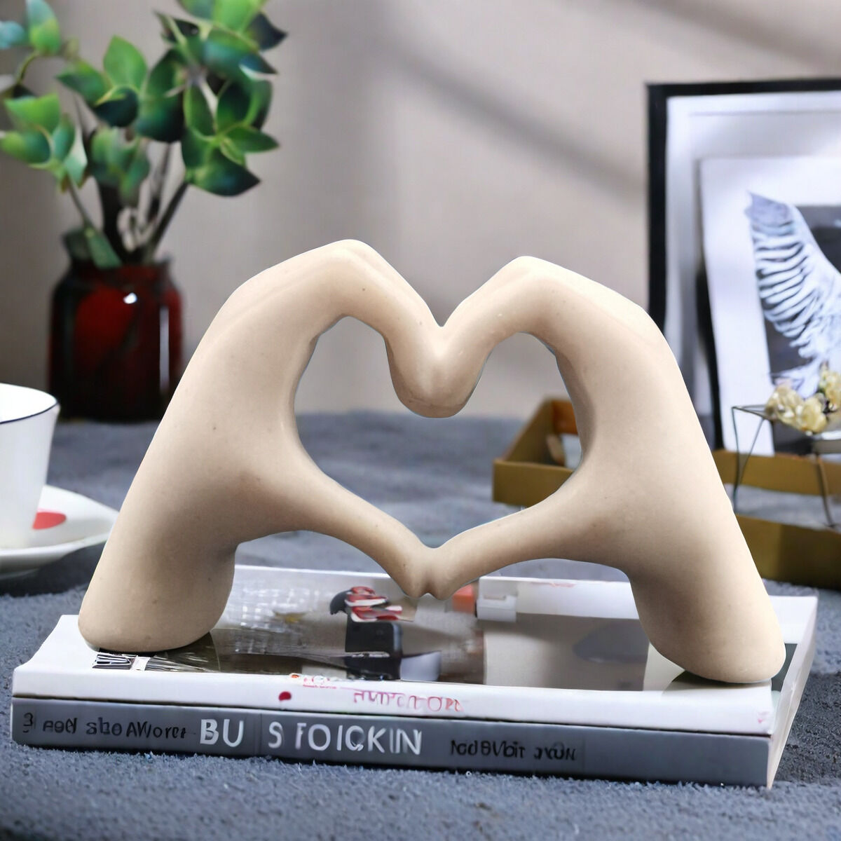 WHITE Elegant Heart-shaped Sculpture: Pure lines capture love, accompanying you in writing tender everyday moments