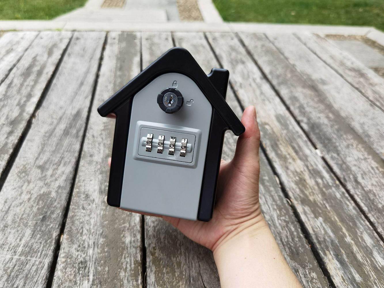 Key Lock Box Wall Mount, Zinc Alloy Key Storage Box for Outside, 4-Digit Combination Key Safe Lock Box for House Spare Keys