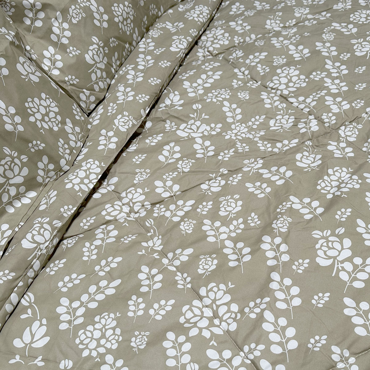 Hotel Living 3 Pce Light Weight Comforter Set Queen/King Corbett Floral Outlines — image 2