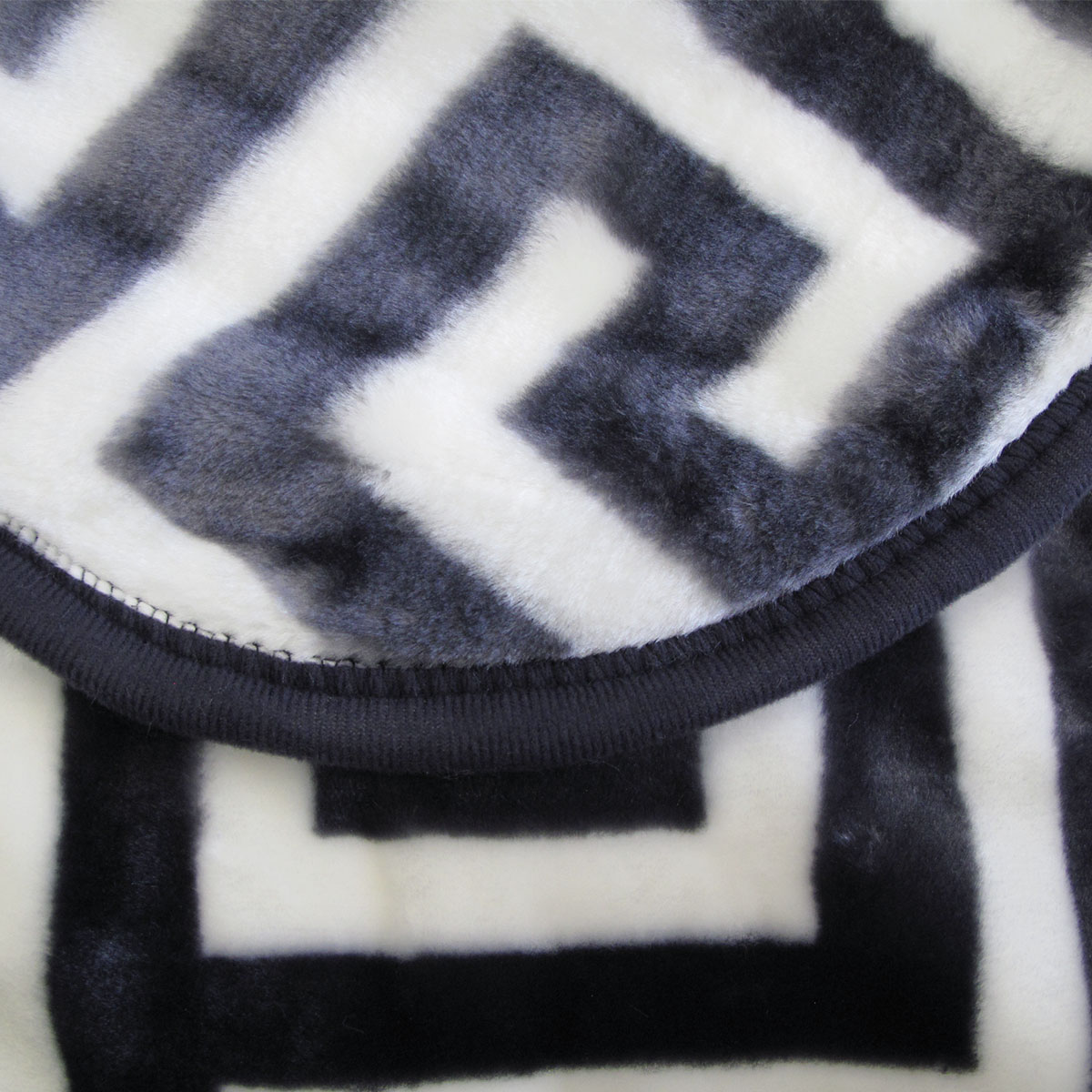 Bloomington 800GSM Greek Key Charcoal Winter Premium Quality 1 Ply Mink Blanket King — image 3