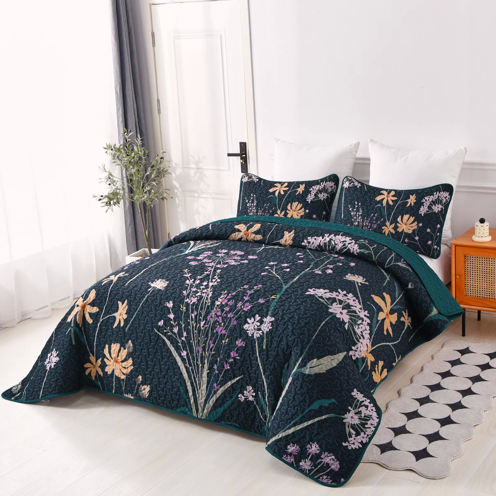 Abstract Quilted coverlet and pillowcovers set: Unique and Artistic - Queen size — image 3