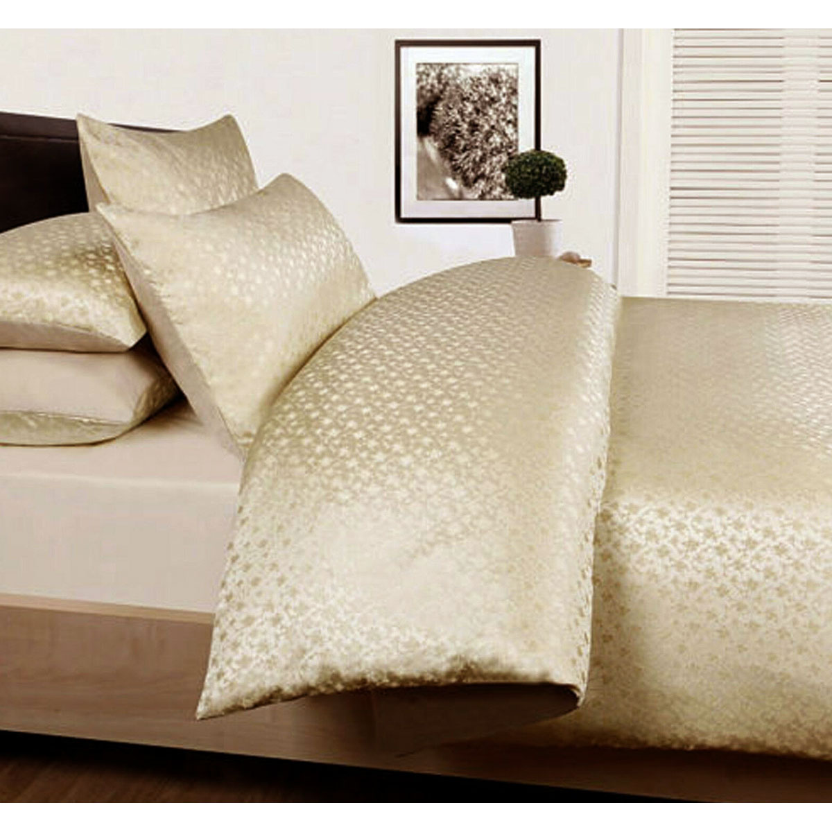 Accessorize Bouquet Cream Jacquard Quilt Cover Set Double