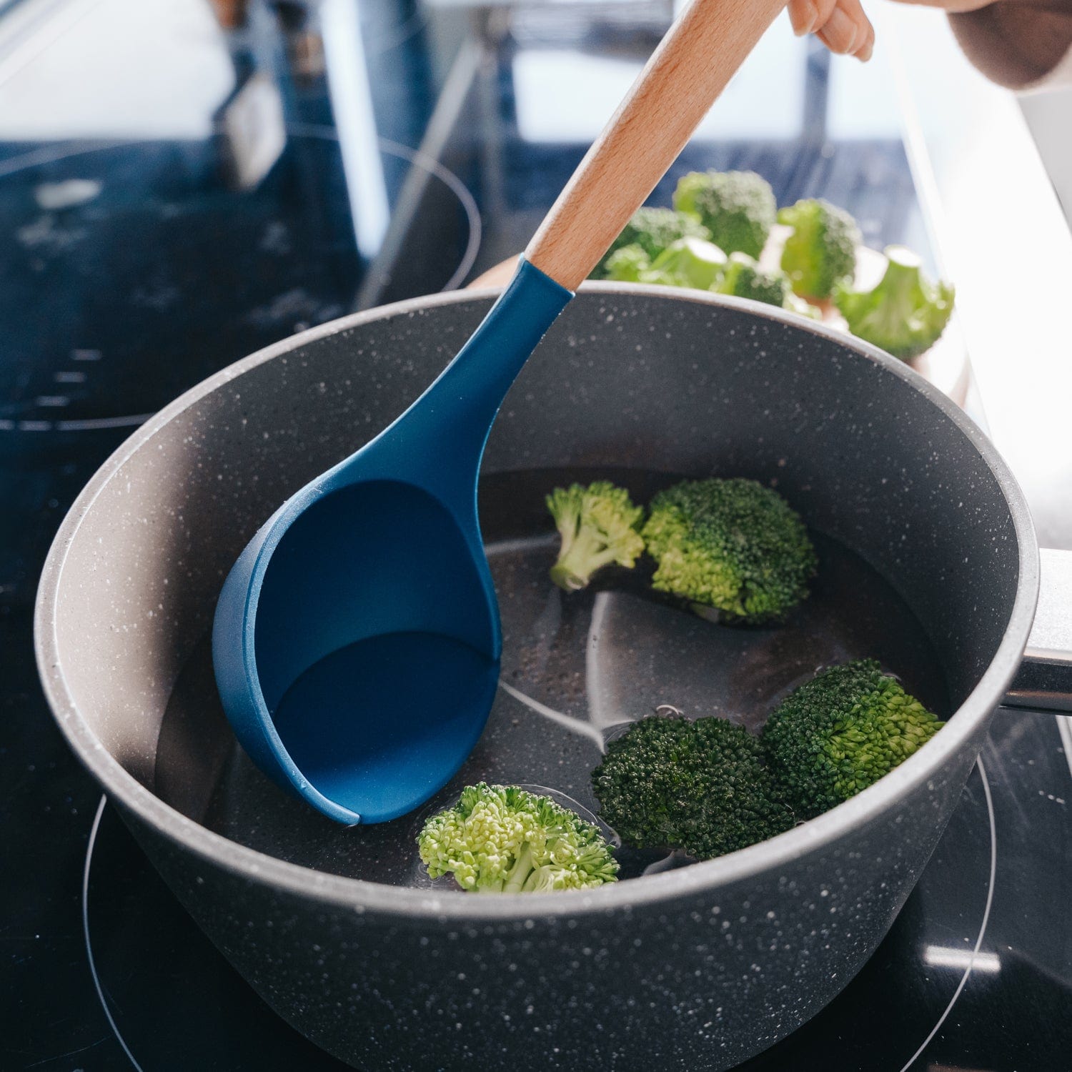 Beechwood & silicone ladle navy — image 5