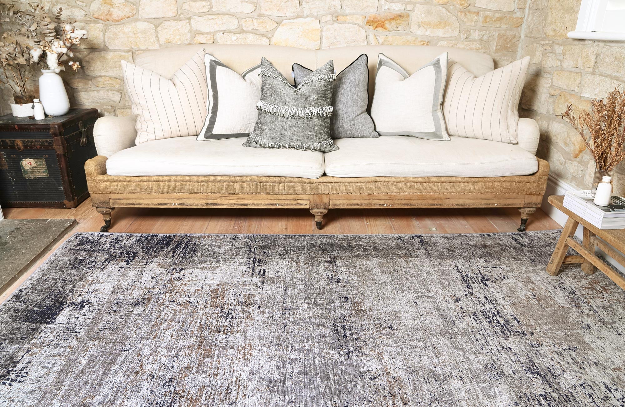 vintage-crown-elizabeth-ash-beige-distressed-vintage-rug 280x380 โ image 6