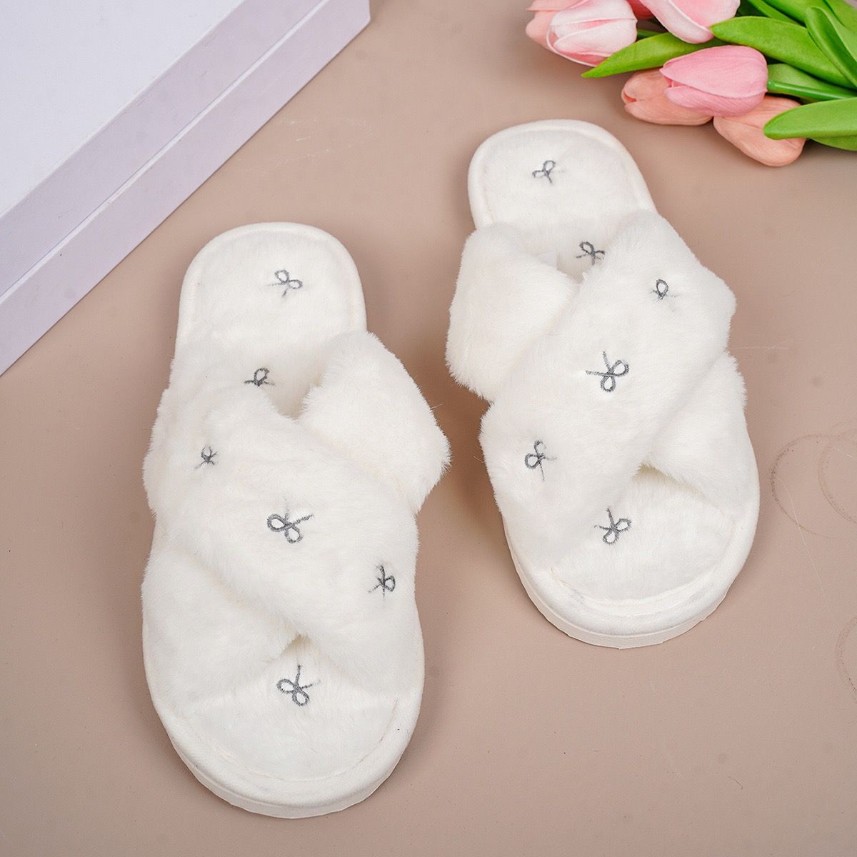 Cozy Cross-Band Plush Slippers with Embroidered Bow, Non-Slip Indoor & Outdoor Wear for Women, Soft Fleece Lining for Warmth and Comfort (XL(42-43)