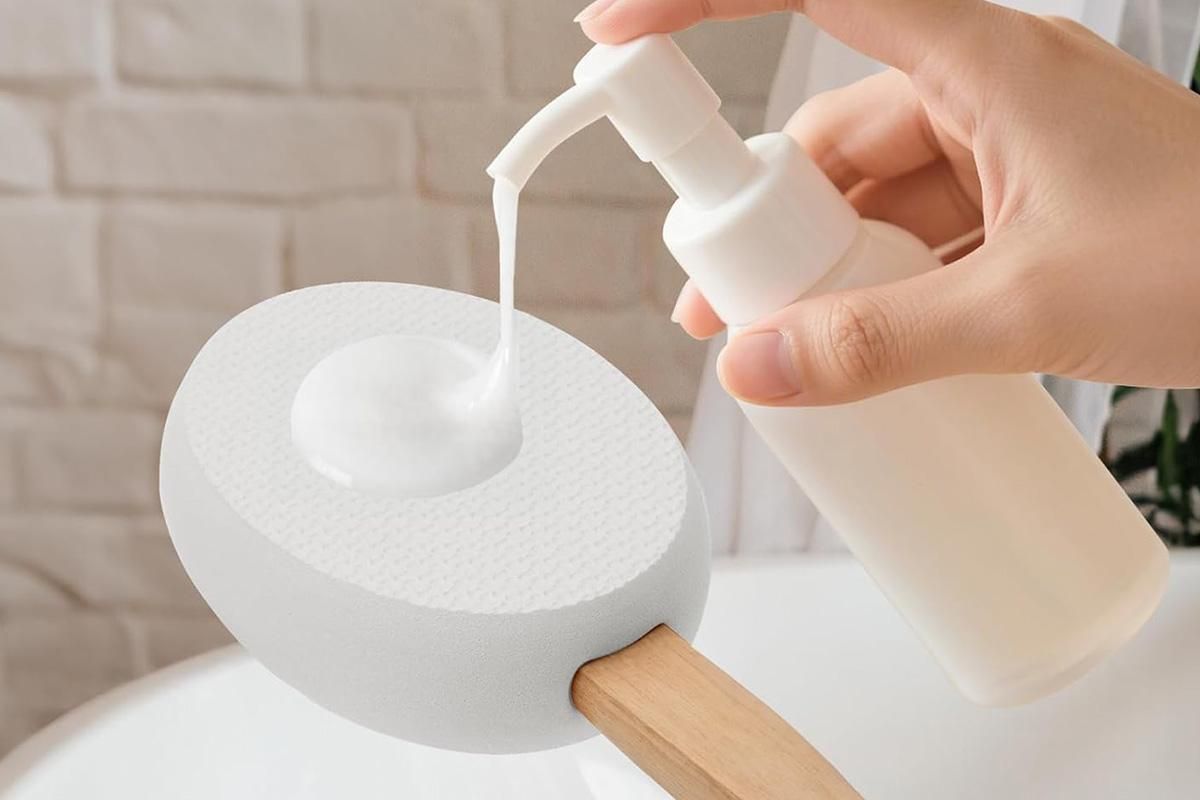 Back and Foot Lotion Applicator with 4 Replacement Pads Sunscreen Applicator Tool - White โ image 5