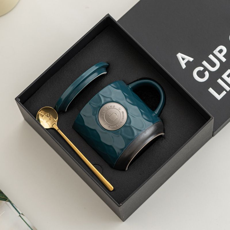 Copper Plate Embossed Ceramic Coffee Mug - Large 500ml Tea Cup with Lid Spoon Gift Box - Retro Bronze Decoration Water Cup - Peacock Green