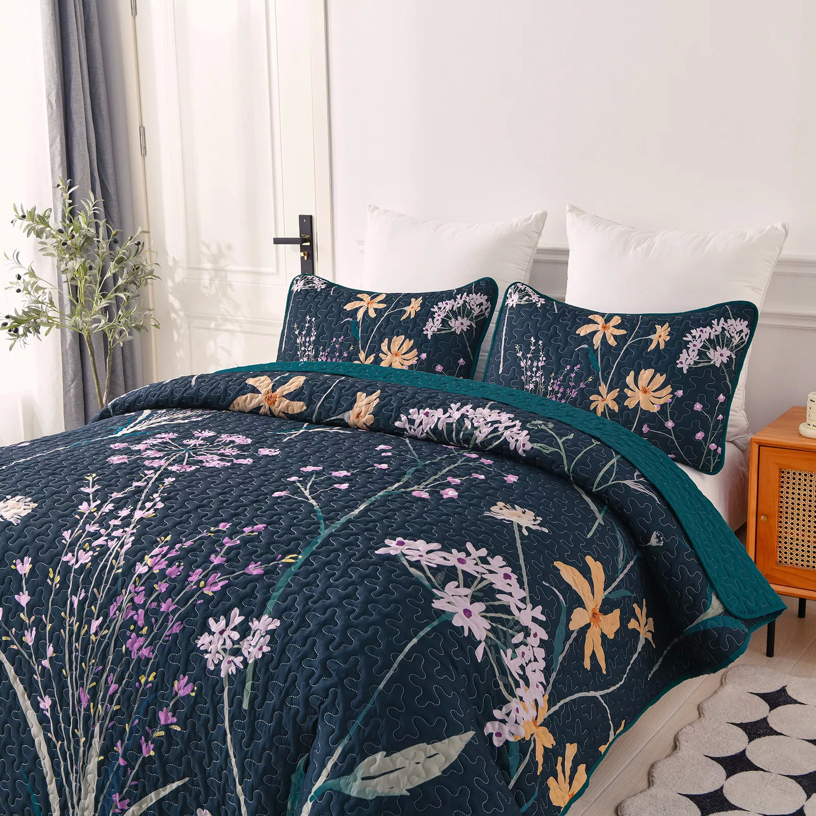 Abstract Quilted coverlet and pillowcovers set: Unique and Artistic - Queen size — image 4