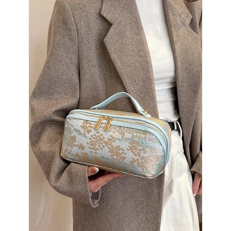 ✨ Large Capacity 3D Makeup Bag | Jacquard Fabric + Metal Zipper | Multi-Compartment Organizer, Fits Full Skincare & Makeup for Commute & Travel!/BLUE