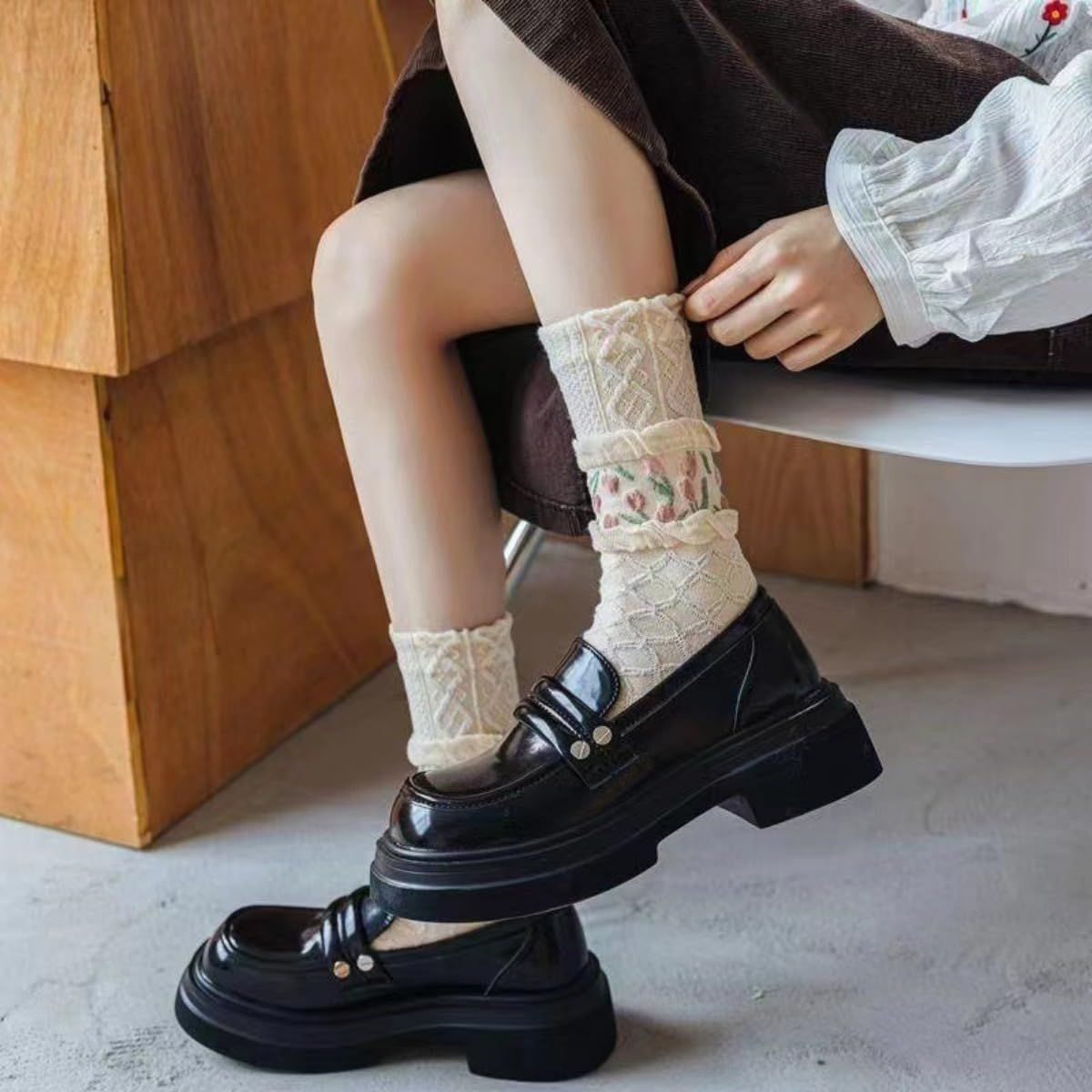 4 Pairs tulip Cute Socks, Women's Lace Ruffles Ankle Casual Sock, Breathable Mid Tube Socks, Floral Crew Socks โ image 4