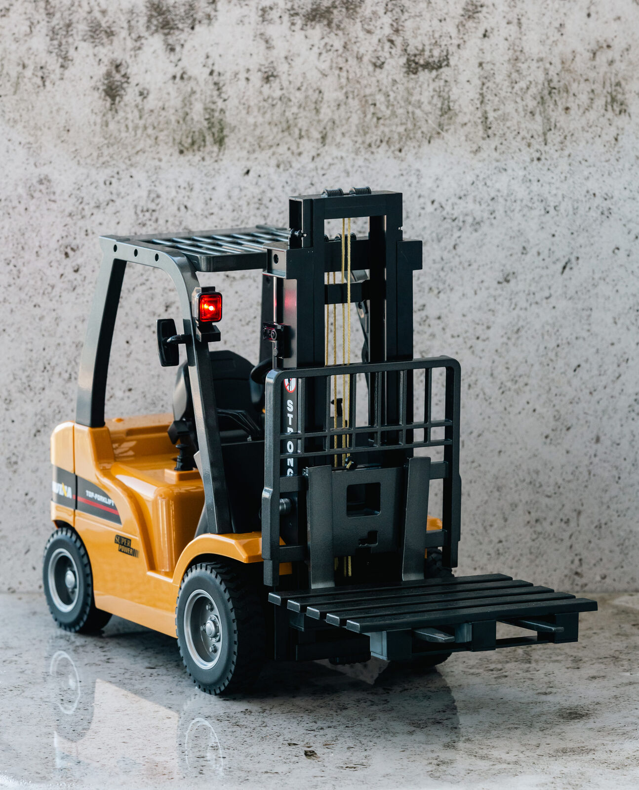 1:10 Scale 2.4G 8-Channel Metal Remote Control Forklift Construction Vehicle with Lifting Function & Sound โ image 3