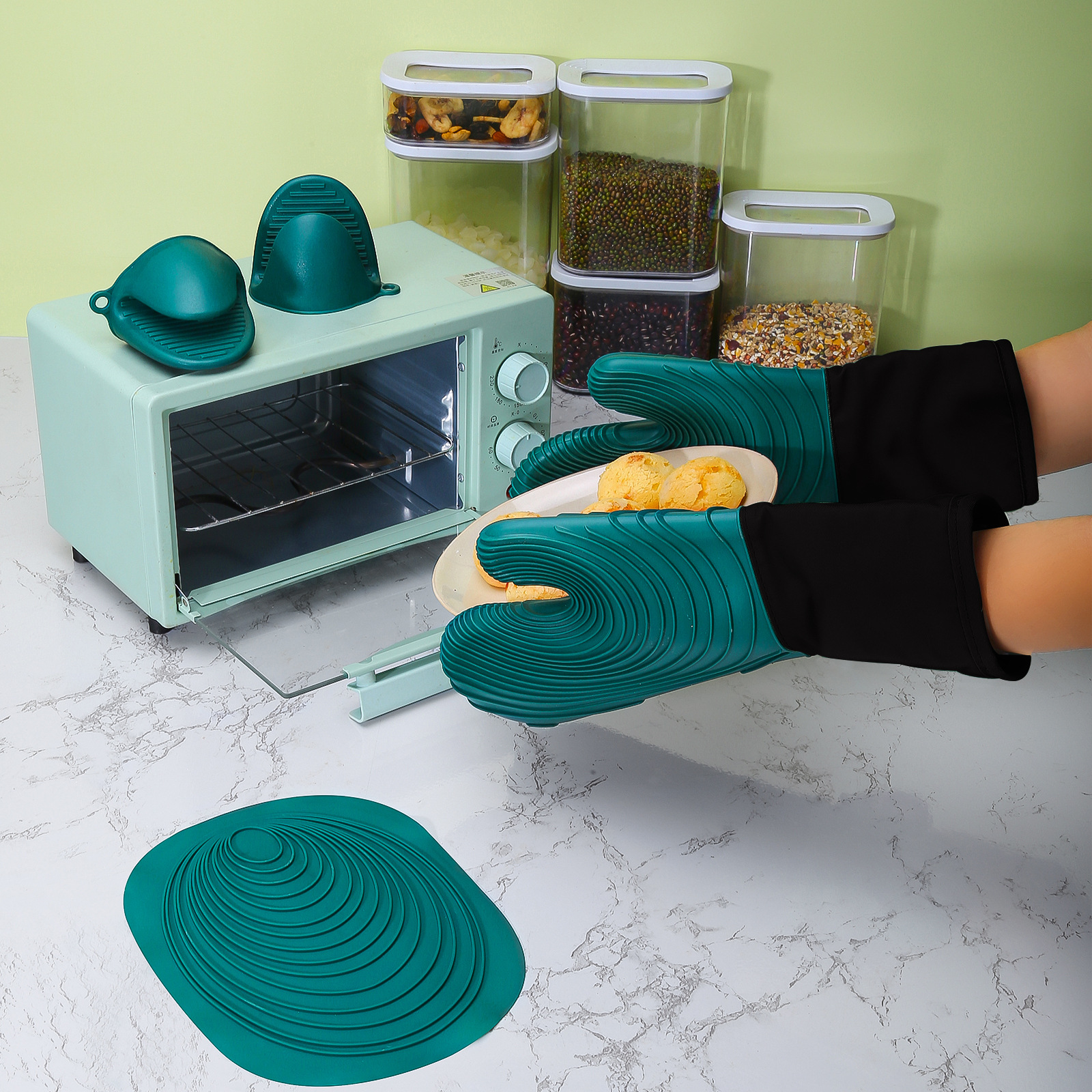 Red Spiral Pattern Silicone Oven Mitts - Heat Resistant and Non-Slip Design (1 Pair/2 PCS) โ image 3