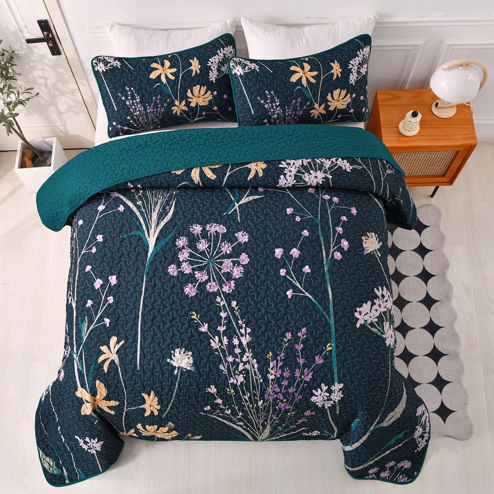 Abstract Quilted coverlet and pillowcovers set: Unique and Artistic - Queen size — image 2