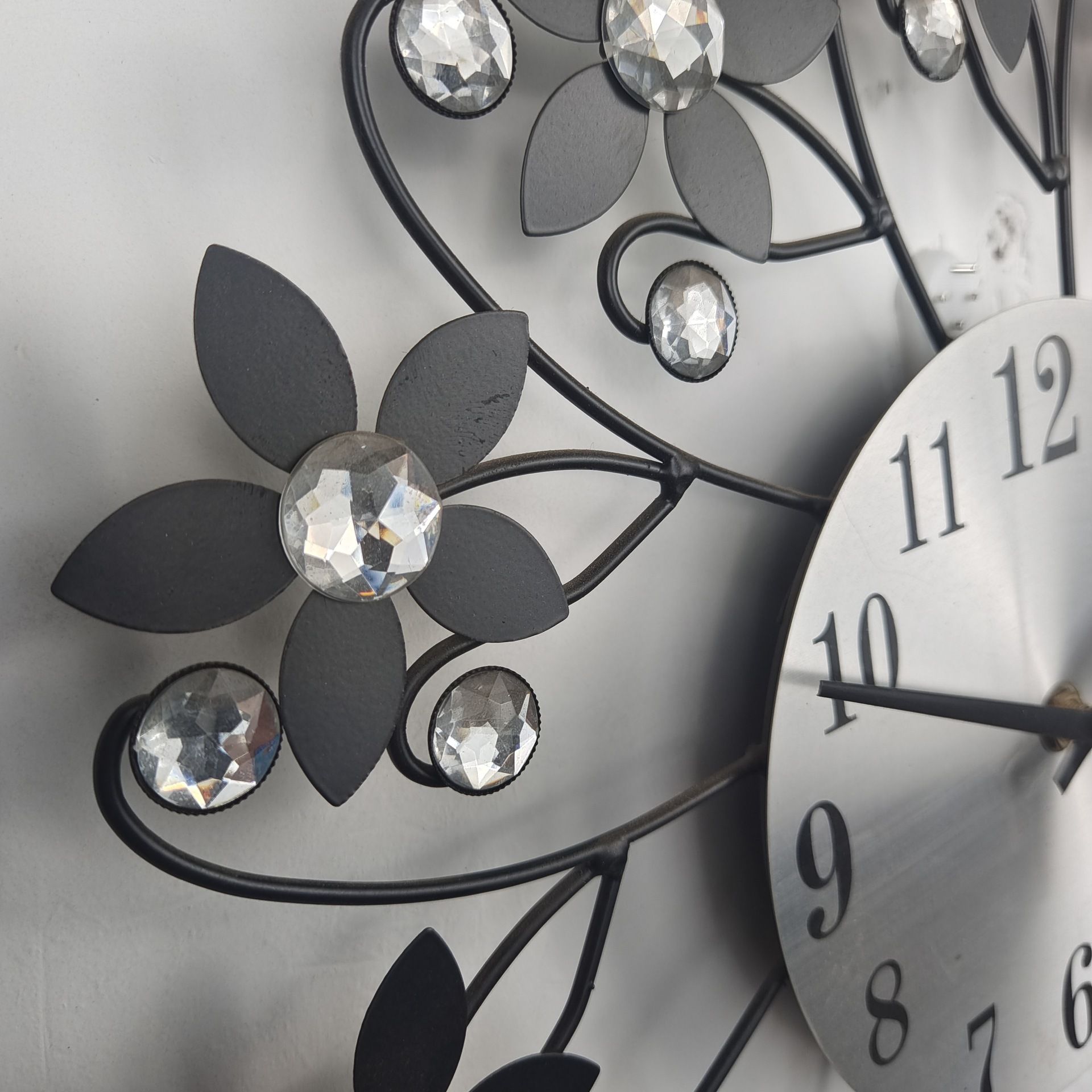 Large Modern Metal Clock with 3D Effect Battery Operated Non Ticking Sparkling Bling for Living Room Kitchen Bathroom Bedroom — image 5