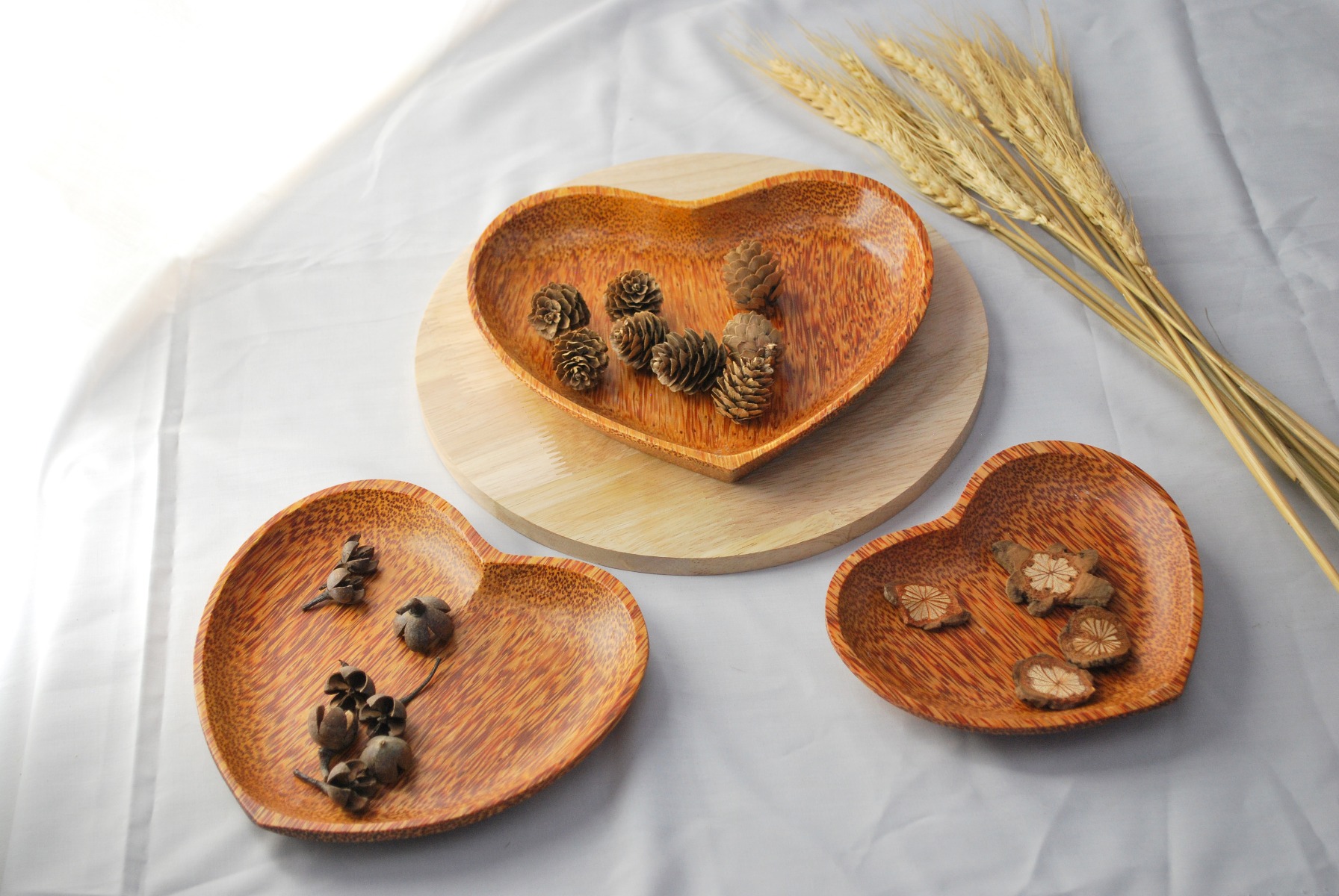 Set of 3 Coconut Wood Heart Shape Plates Natural — image 2