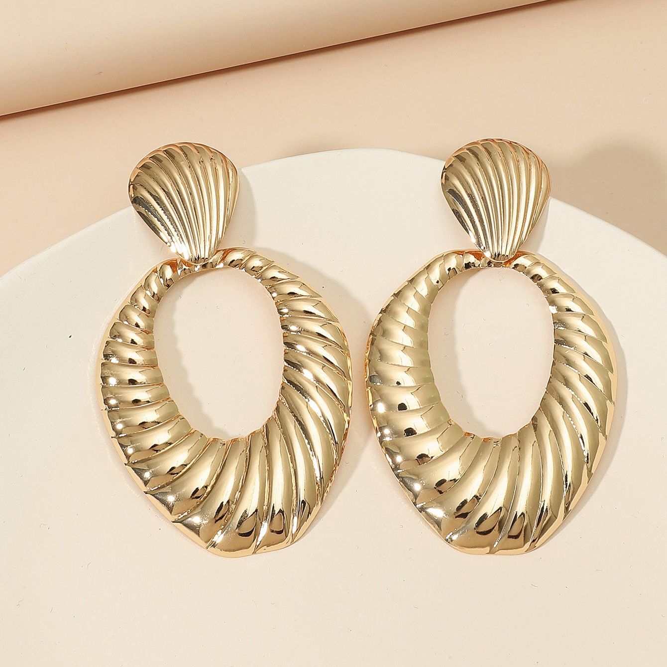 Matte Gold Silver Geometric Harmmered Clip On Earrings for Women Long Clip Earrings for Women Girls-2pcs — image 5