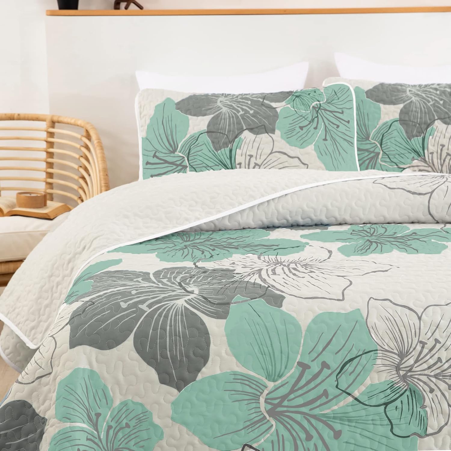 Radiant Quilted Coverlet and Pillowcases Set: Envelop Your Bed in Elegance - Queen size โ image 5
