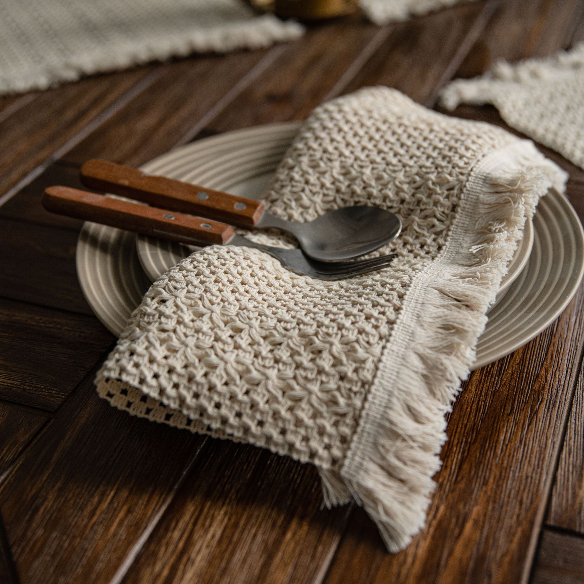 Beige Woven Table Runner - 30 x 160 cm Natural Jute and Cotton Rope Table Decor with Tassel Ends for Dining Tables, Kitchens and Seasonal Styling — image 3