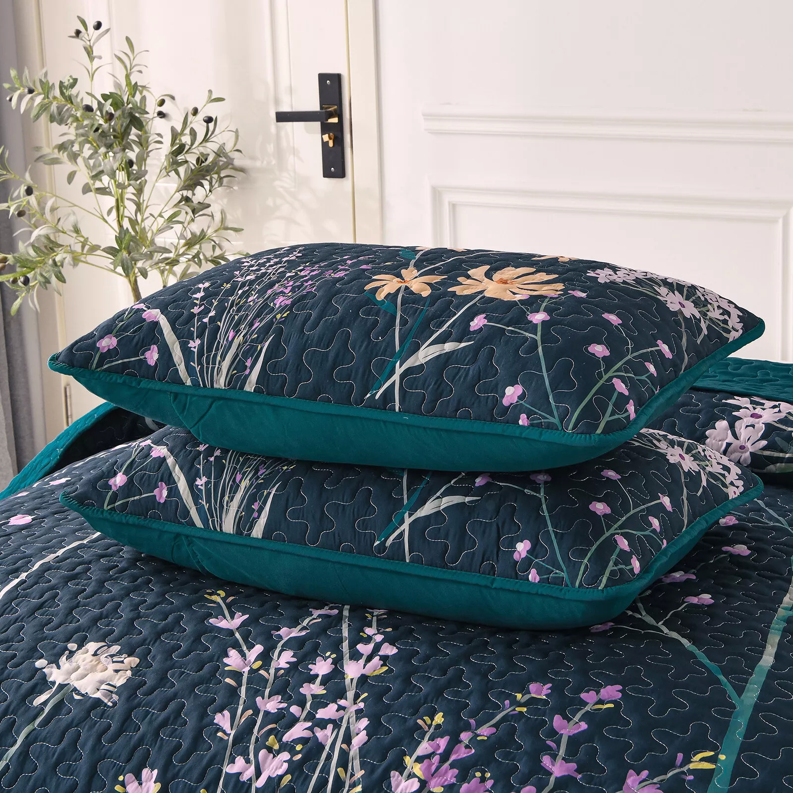 Abstract Quilted coverlet and pillowcovers set: Unique and Artistic - Queen size — image 5