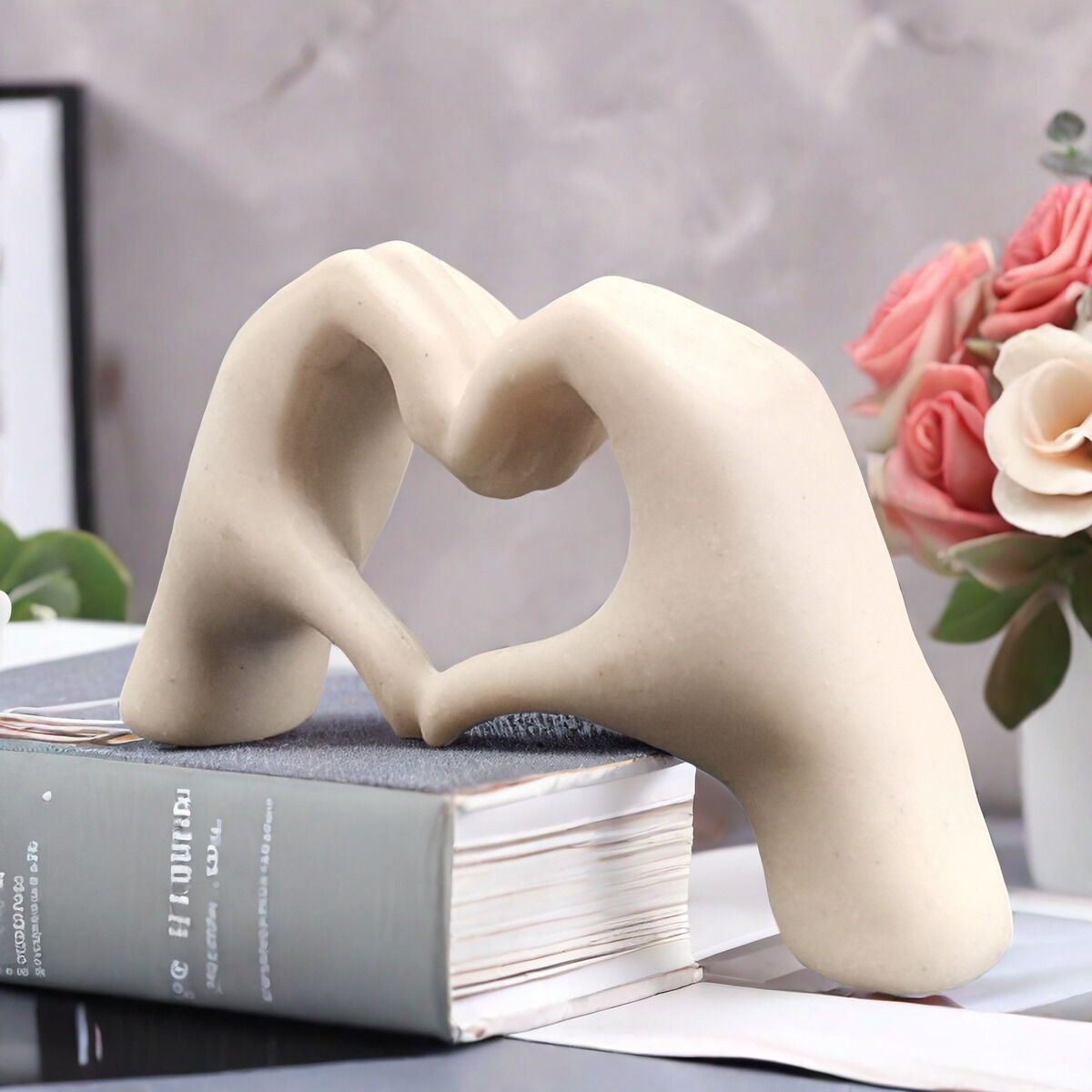 WHITE Elegant Heart-shaped Sculpture: Pure lines capture love, accompanying you in writing tender everyday moments — image 3