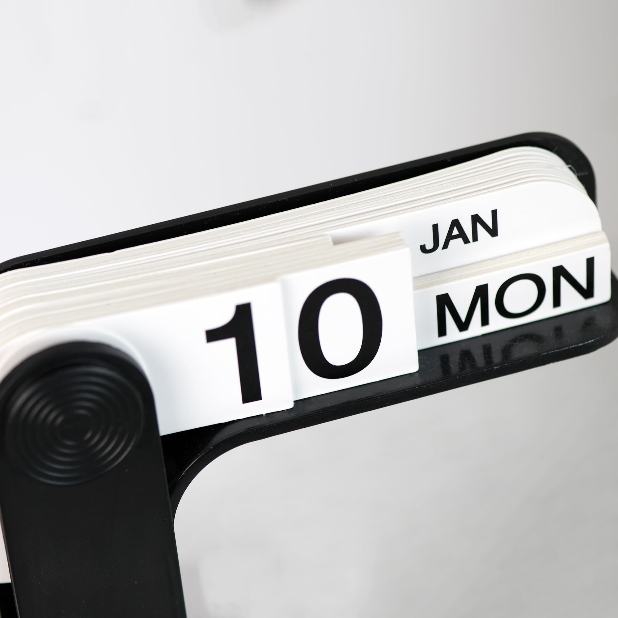 1 Piece Perpetual Desk Calendar with Retro Date Display for Home Offices, Study Desks and Everyday Decorative Organisation, White — image 3