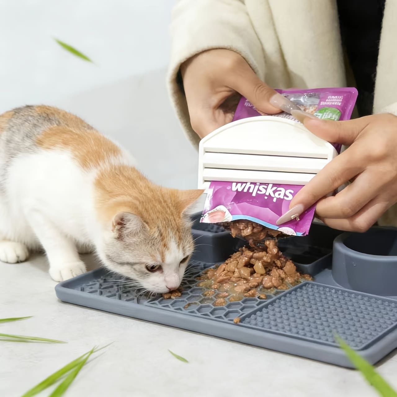 Pet Wet Food Pouch Scraper – Effortlessly squeeze every last bit of cat or dog wet food, paste, or puree from pouches without mess. Ideal for home feeding — image 4