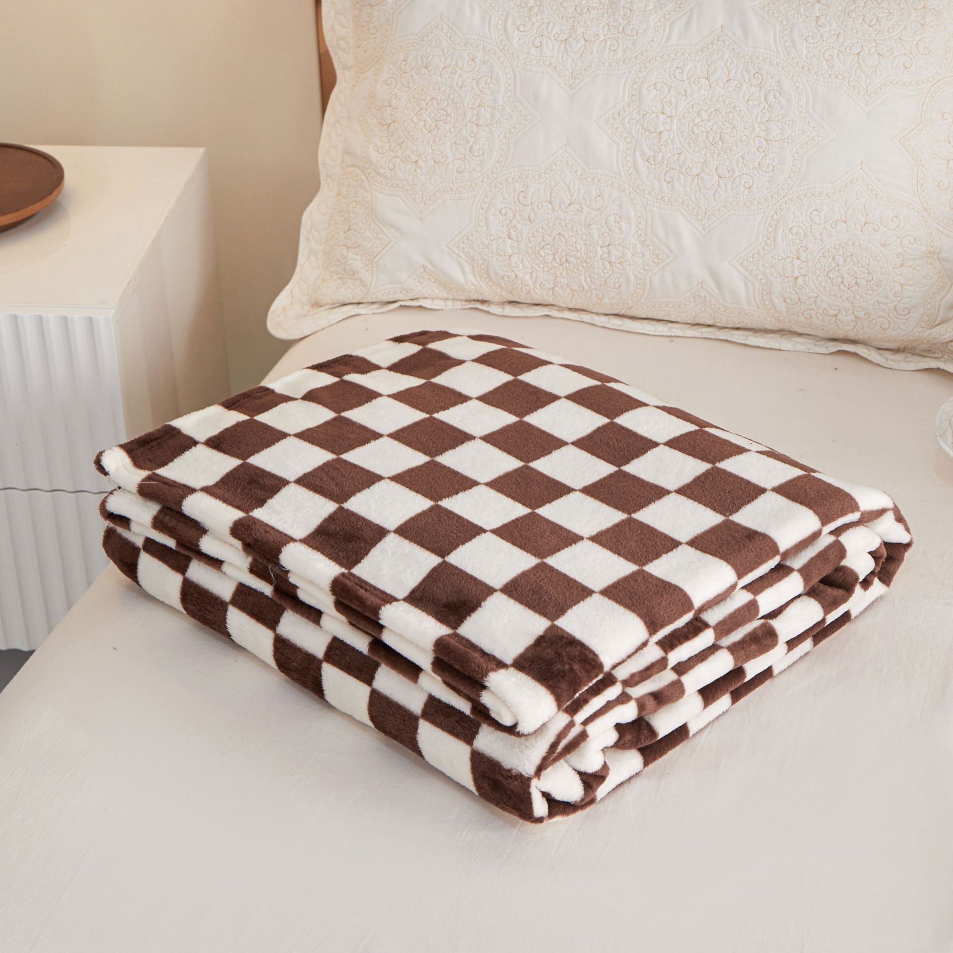 Coffee-colored and white checkered pattern Double-Sided Fleece Blanket โ 150ร200cm Machine Washable, No-Shedding Flannel Throw for Bed, Sofa & Air Conditioning