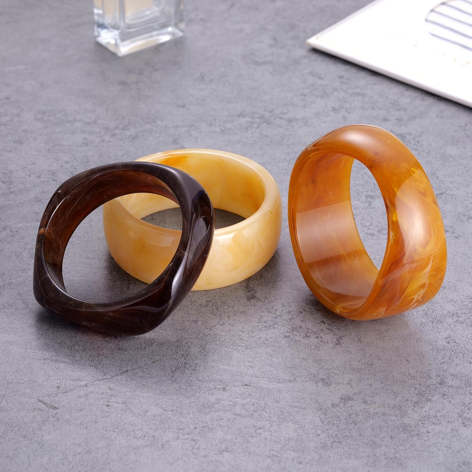 Kvekstio Chunky Resin Bangle Set for Women – 3 Pack Irregular Wide Acrylic Marble Bracelets, Bold Statement Jewelry for Boho Retro Style, Minimalist Stackable