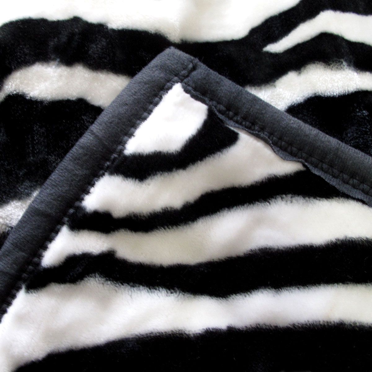 750gsm 3.5kg Double Layer Animal Print Faux Mink Blanket Queen 200x240 cm Wild Zebra โ image 3