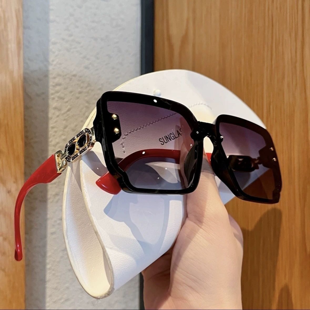 UV400 protective sunglasses can protect against ultraviolet rays and easily control various wearing styles. Cross-border explosions are discounted in a limited