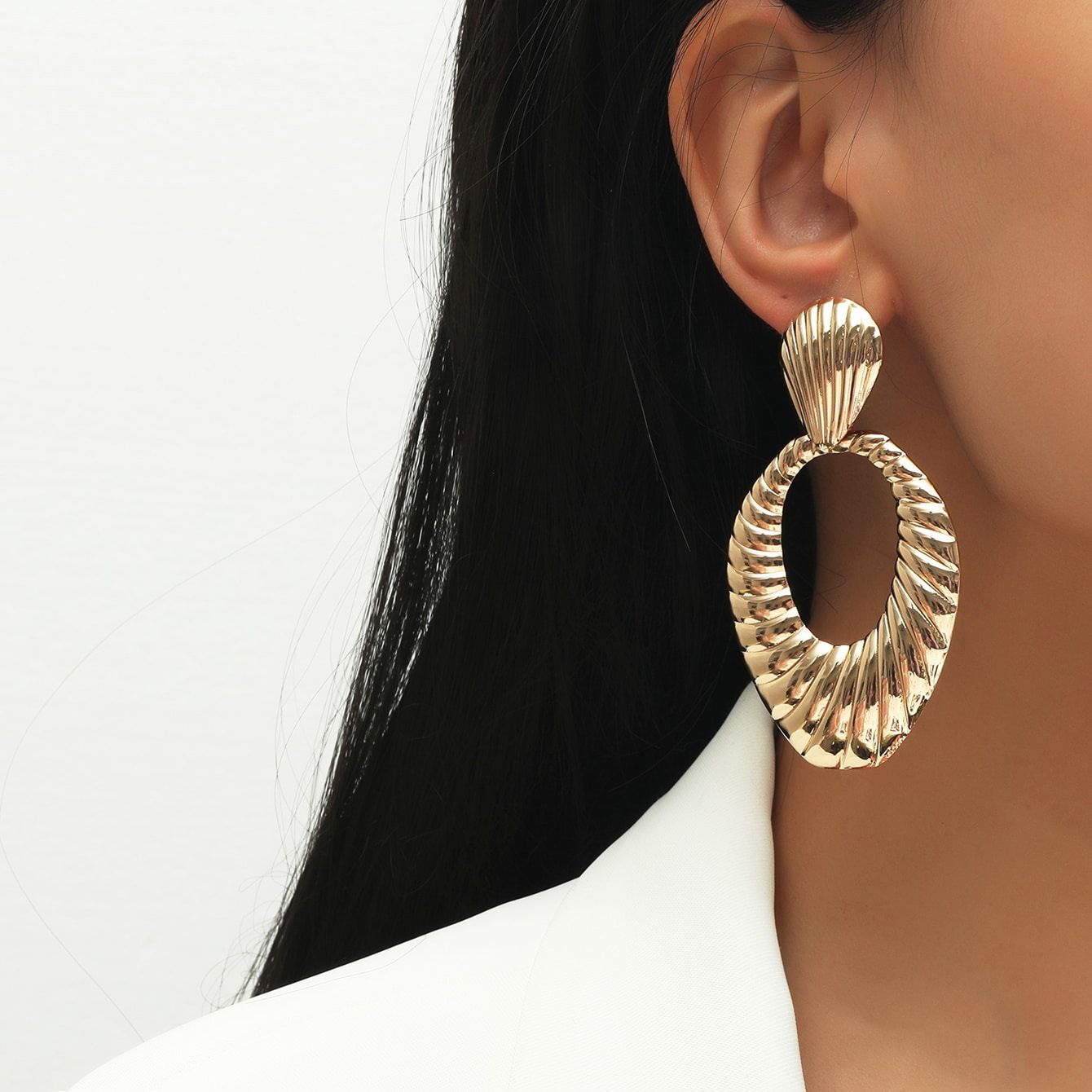 Matte Gold Silver Geometric Harmmered Clip On Earrings for Women Long Clip Earrings for Women Girls-2pcs — image 4