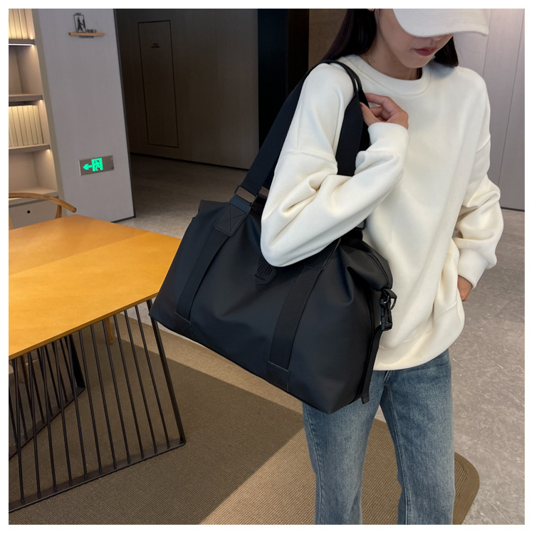 Sleek Black Duffel Bag for Men and Women - Great for Work and Travel — image 2